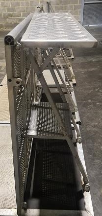 Barrière crash de sécurité en inox avec un présentoir/comptoir pour concert
