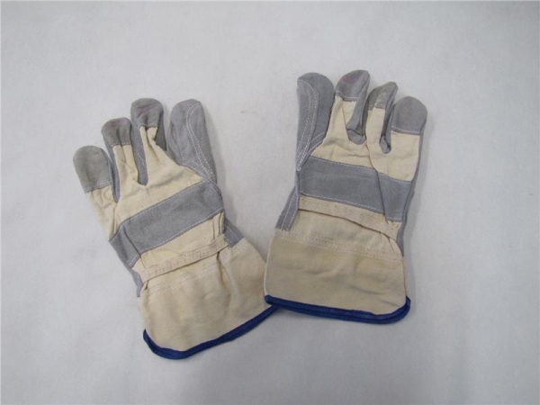 Beige stoffen handschoen met grijs getinte leren voering en blauwe afwerking